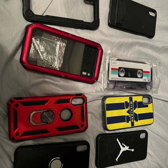 iPhone Xr cases. One’s waterproof and one is military grade. FB selling 10$ each - Picture 2 of 2
